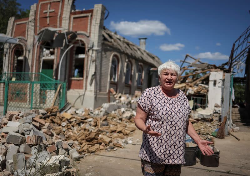 Una residente local, Nelya, reacciona cerca de su edificio destruido por el ataque militar ruso, en medio de la invasión de Rusia a Ucrania, en la ciudad de Druzhkivka, en la región de Donetsk, Ucrania