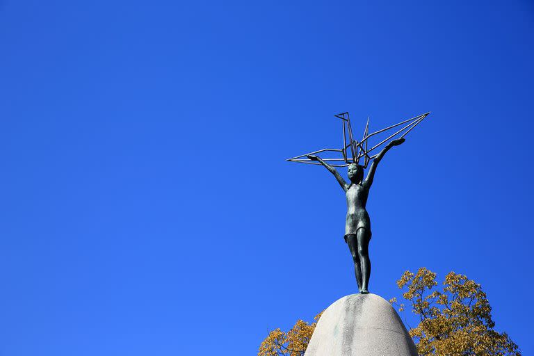 El Monumento a la paz de los niños en Hiroshima, con la estatua de Sadako Sasaki y una grulla de origami sobre su cabeza