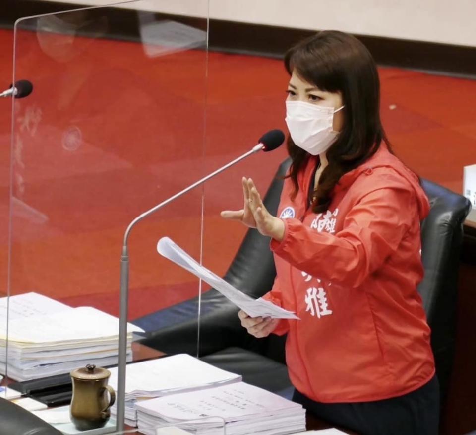 高雄市議會國民黨團總召陳美雅建議市府，應加強動物園觀察保育員巡查量能及增加保育員人數，增加監視器數量有效監控園區各角落，軟硬體齊全，才能避免類似事件發生。（記者吳文欽攝）