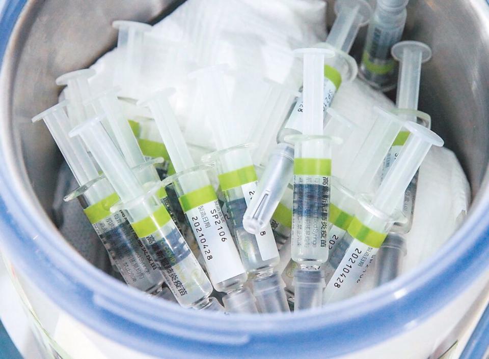 衛福部長薛瑞元透露，食藥署已在7月收到高端疫苗保護效益報告，本月底前須完成補件，若不符要求就會廢止EUA。（本報資料照片）