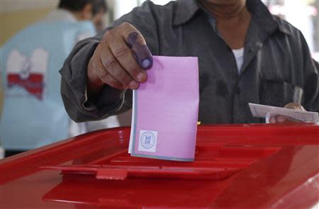 A man casts his ballot to vote in the municipal election at a polling station in Benghazi April 19, 2014. REUTERS/Esam Omran Al-Fetori