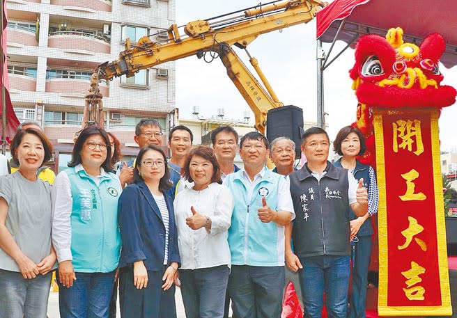 嘉義市汙水下水道用戶接管工程動工，市長黃敏惠（前排右三）期許打造嘉義市成為乾淨未來、世代宜居的城市。（廖素慧攝）