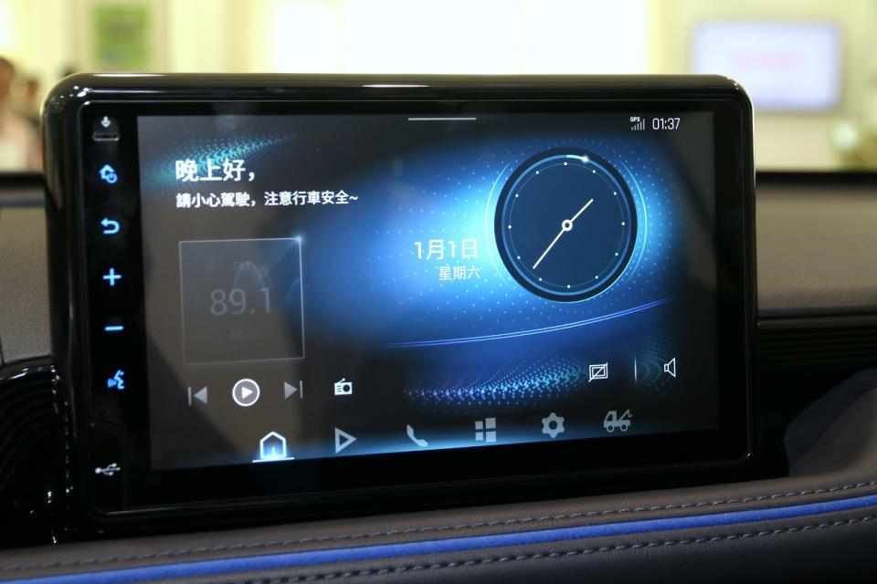 國產 Yaris Cross全車系標配9吋Drive+ Link觸控螢幕主機，並支援有線Apple CarPlay & Android Auto連結功能。