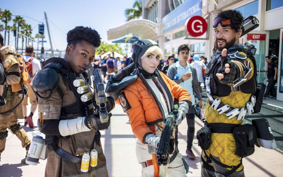 Apex Legends cosplayers