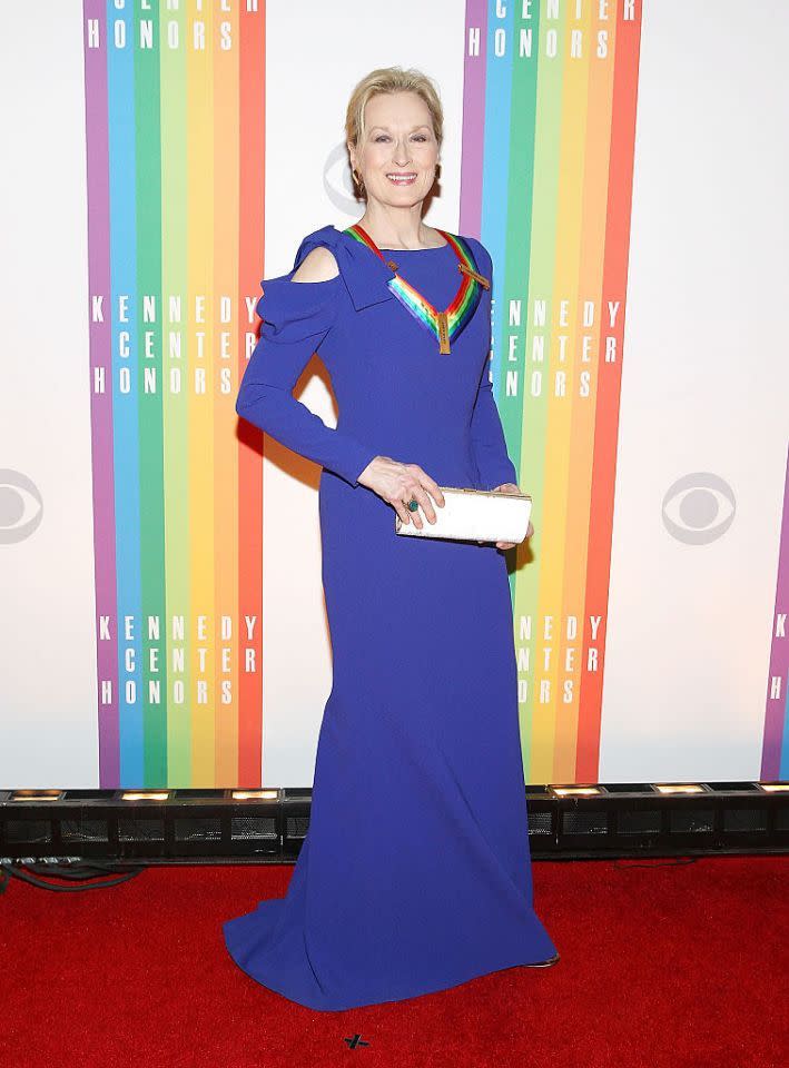 <p>Bei den 37ten Annual Kennedy Center Honors entschied sich die Schauspielerin für ein figurbetontes königsblaues Ballkleid mit ausgeschnittenen Schulterdetails. <i>(Foto von Paul Morigi/WireImage)</i></p>