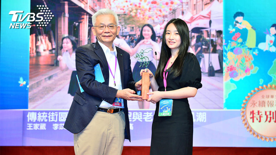 第四屆《全球華文永續報導獎》學生組特別獎由中山女高的王家葳(右)、李苡慧、張清揚獲得。(圖／TVBS)