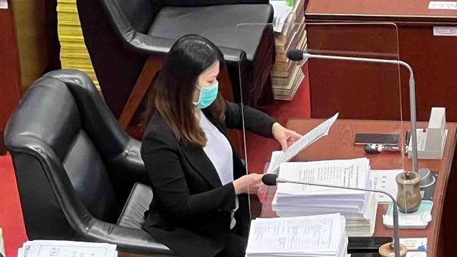 高市議員陳美雅不滿遭指「不準時」，與同黨議員李眉蓁發生爭執，事後回到座位繼續研讀資料。（柯宗緯攝）