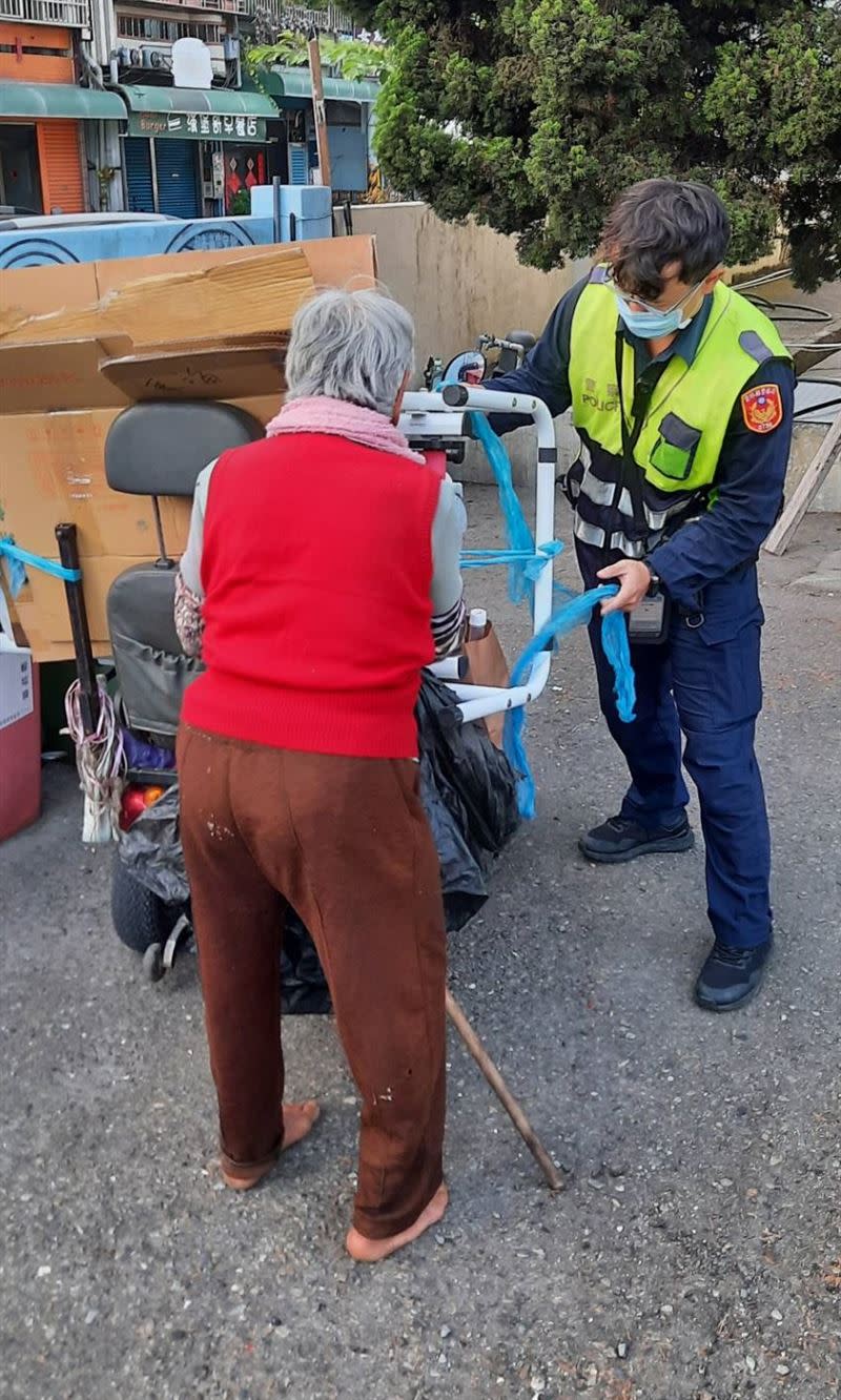老婦人在寒風中赤腳拾荒，警員上前關切並協助固定三輪車上的回收物。（圖／翻攝畫面）