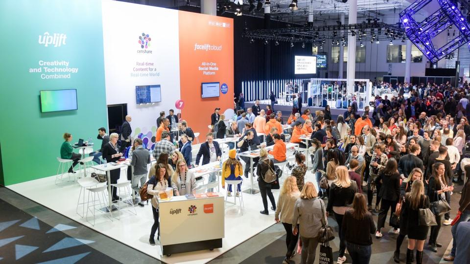 Besucher der Messe «Online Marketing Rockstars» gehen durch die Messehallen. Zu der Veranstaltung am Donnerstag und Freitag haben sich 40 000 Besucher angekündigt.