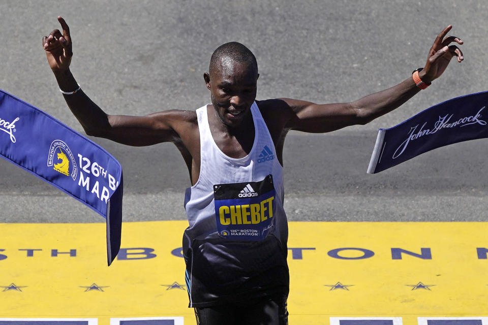El keniano Evans Chebet levanta los brazos victorioso al cruzar la meta del Maratón de Boston el 18 de abril del 2022 en Boston. (AP Photo/Charles Krupa)