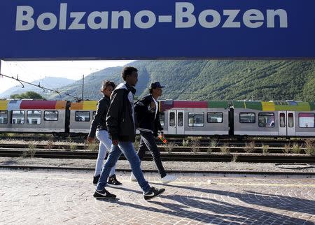 Dejen Asefaw (R), a 24-year-old Eritrean, arrives at the Bolzano railway station, northern Italy, May 28, 2015. REUTERS/Stefano Rellandini
