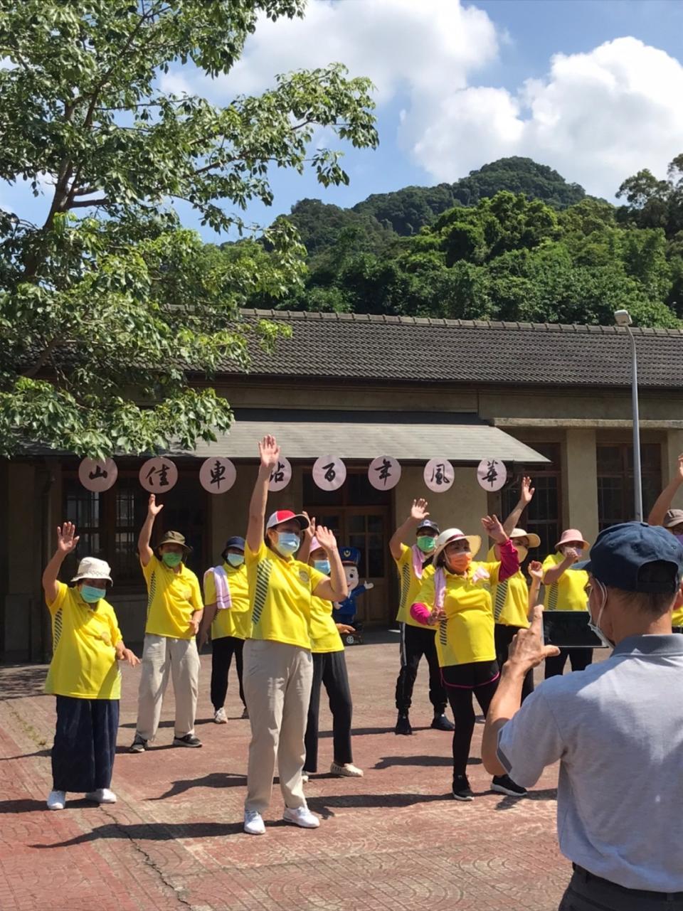 在高溫下沒有遮蔭降溫的廣場前開心的跳舞。   圖：新北市原民局提供