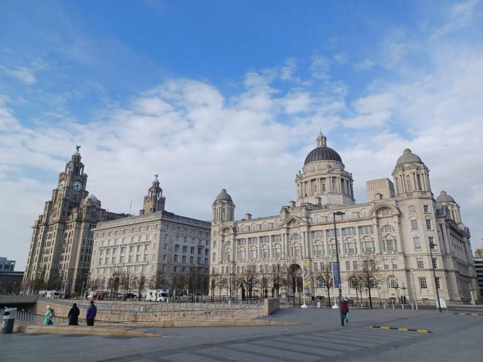 Tres magníficos edificios, conocidos como "las Tres Gracias", dominan el paseo marítimo de Liverpool en Pier Head. En el extremo izquierdo se encuentra el Royal Liver Building, terminado en 1911. Al lado está el edificio Cunard (1914-17) y a la derecha está el edificio del Puerto de Liverpool (1904-07).