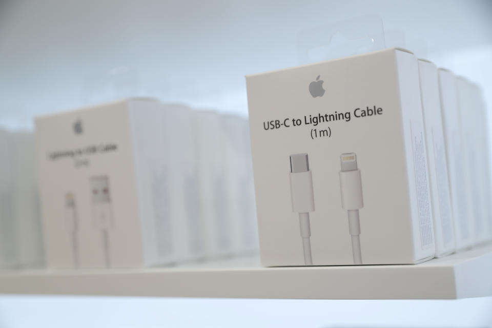 La UE arrincona a Apple: Bruselas quiere introducir un cargador universal USB-C que perjudicaría a la compañía REUTERS/John Gress