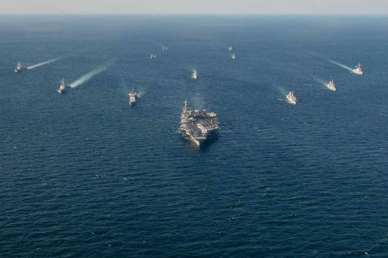 史坦尼斯號（USS John C. Stennis）為首的航艦打擊群與南韓海軍編隊航行。（史坦尼斯號臉書）