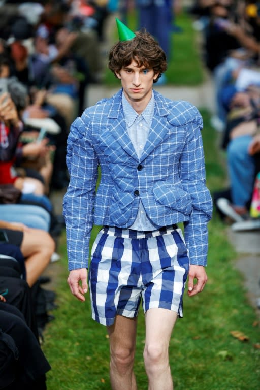 Un mannequin présente une création de Walter Van Beirendonck pour le défilé prêt-à-porter masculin printemps-été 2025 dans le cadre de la Fashion Week de Paris, à Paris le 19 juin 2024. (Geoffroy VAN DER HASSELT)