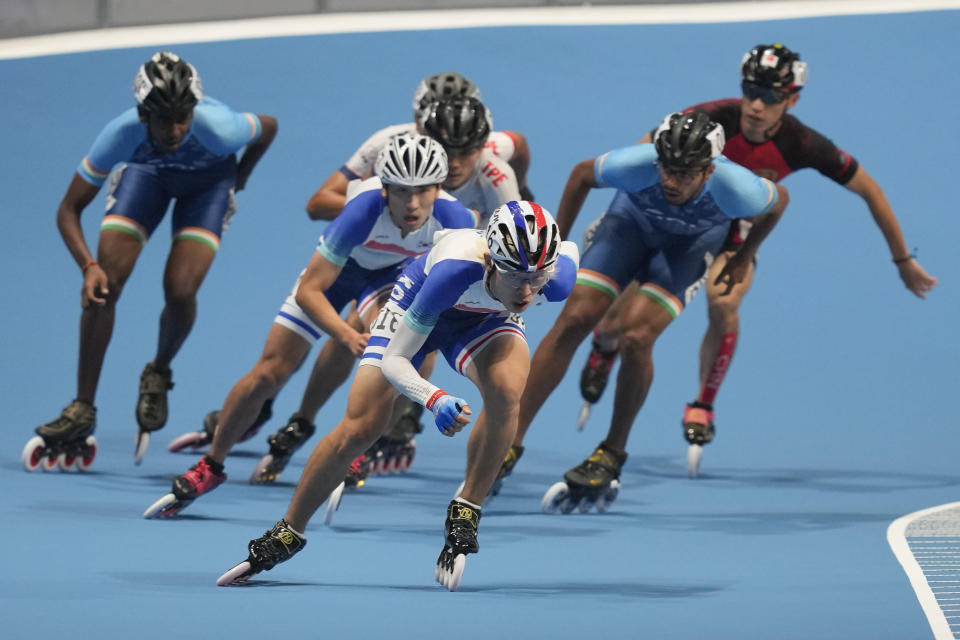 Inho Choi, of South Korea, leads the pack during the men's Speed Skating 10000m Point-Elimination Race event of the 19th Asian Games in Hangzhou, China, Saturday, Sept. 30, 2023. (AP Photo/Aaron Favila)