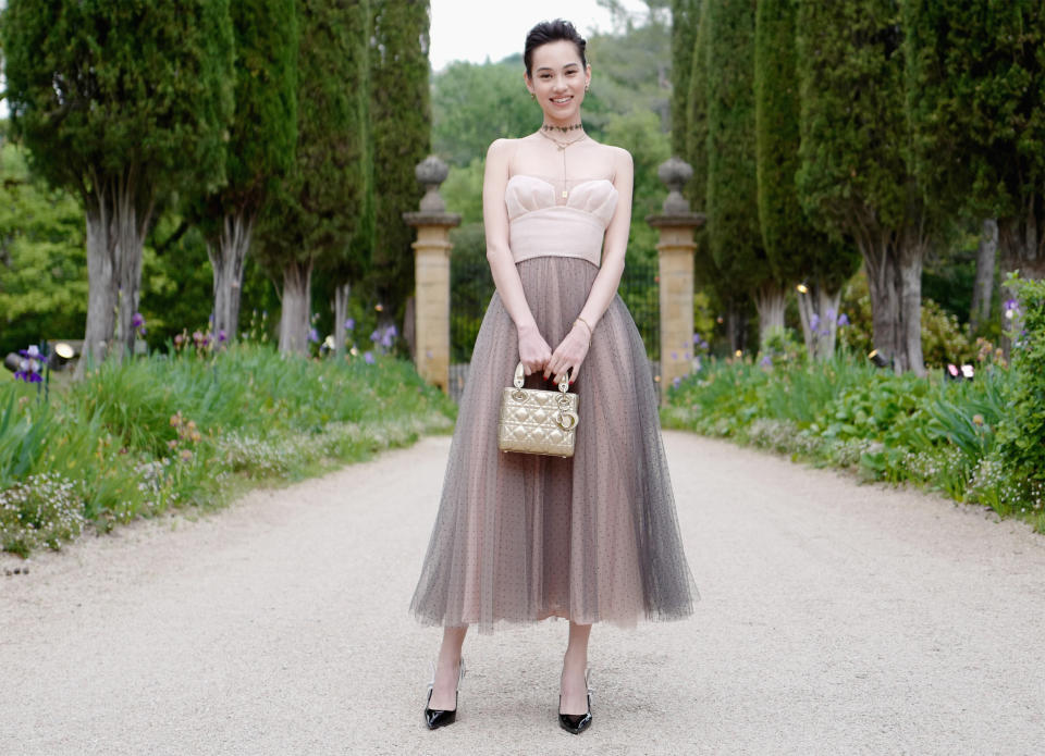 Model Kiko Mizuhara in einem schulterfreien Cocktailkleid in Tüll-Optik. (Bild: Getty Images)