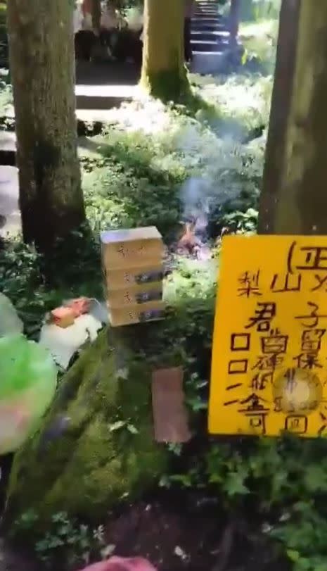 老翁遭遊客制止，自稱在拜山神才燒紙錢。(圖／翻攝畫面)