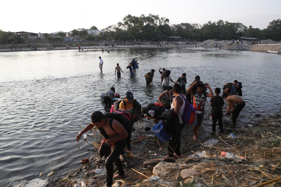 Migrantes centroamericanos regresan a la orilla de Guatemala en el río Suchiate, en la frontera con México, en Tecun Uman, Guatemala, el lunes, el 20 de enero de 2020. (AP Foto/Moisés Castillo)