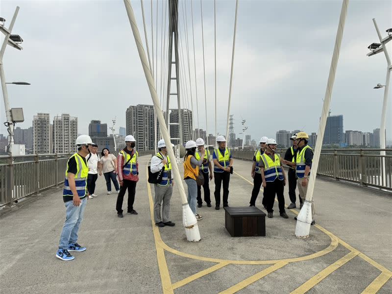 高灘處緊急聯絡各單位至新月橋現場勘查。（圖／翻攝自「新北水漾」）