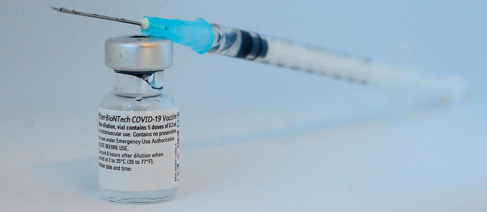 Un flacon contenant le vaccin développé par Pfizer et BioNTEch.
