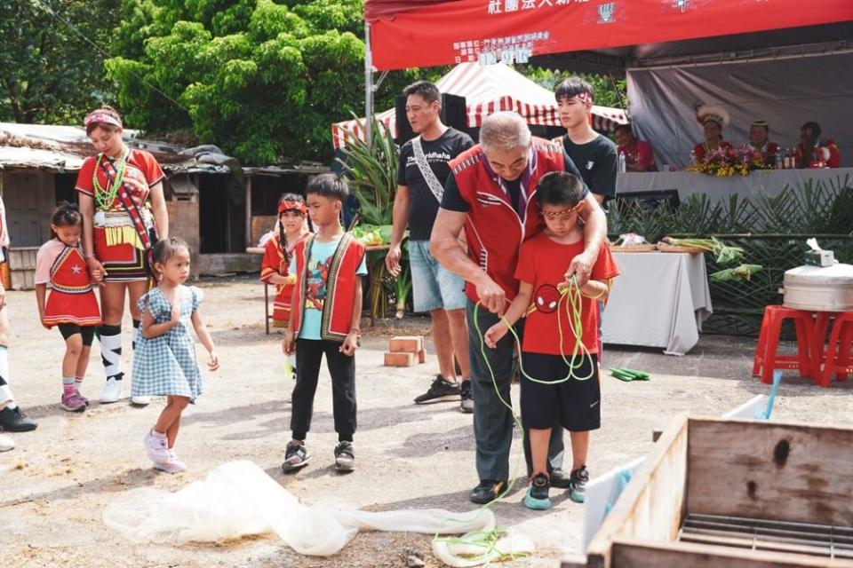 《圖說》樂窩社區服務協會辦理夏令營，老幼共享捕魚技藝樂趣。〈原民局提供〉