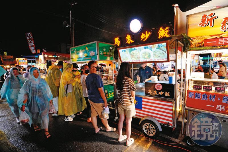 「峇馬來炒飯」餐車前始終大排長龍，即使大雨也不例外。