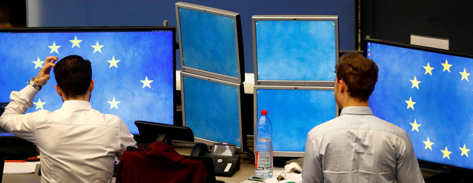 Share traders start their trading systems Photo: REUTERS/Kai Pfaffenbach/File Photo