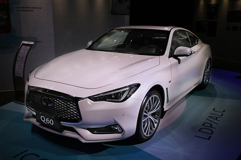 Infiniti Q60另有2.0t入門動力雙車型，分別以205萬元以及235萬元定價上市。