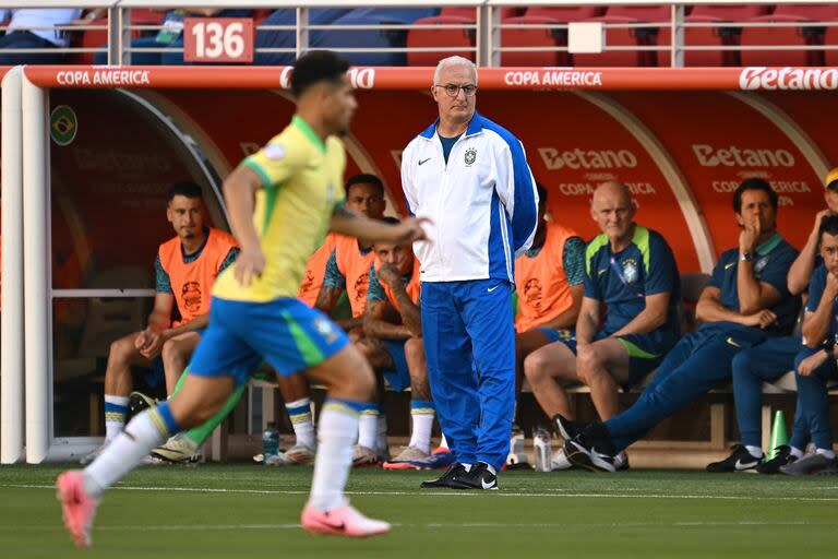 Dorival Junior, DT de Brasil, observa el partido ante Colombia