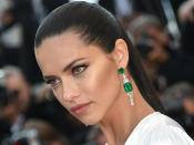 Smaragd trifft Diamant: Adriana Lima trug bei den Filmfestspielen in Cannes 2016 diese atemberaubenden Ohrringe von Chopard. (Bild-Copyright: ALBERTO PIZZOLI/AFP)