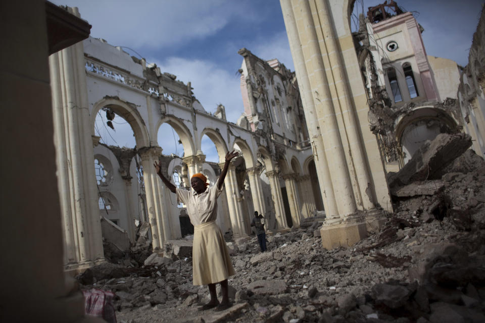 Una mujer ora entre las ruinas de la catedral de Puerto Príncipe, en enero de 2011, cuando se conmemoraba un año del terremoto que acabó con la vida de 200 mil personas. REUTERS/Allison Shelley