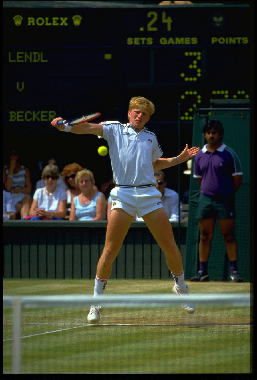 Ein Jahr später wird Becker zum zweiten Mal Junioren-Weltmeister und wiederholt seinen Coup in Wimbledon. Der an Nummer vier gesetzte Deutsche bezwingt den Weltranglistenersten Ivan Lendl in drei Sätzen