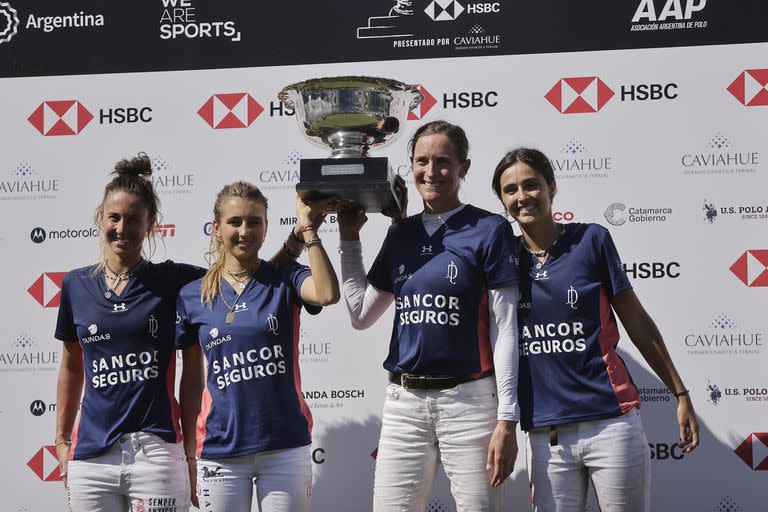 La Dolfina, campeón del Abierto de Palermo 2022, con las hermanas Milagros y Candelaria Fernández Araujo, Mia Cambiaso y Nina Clarkin