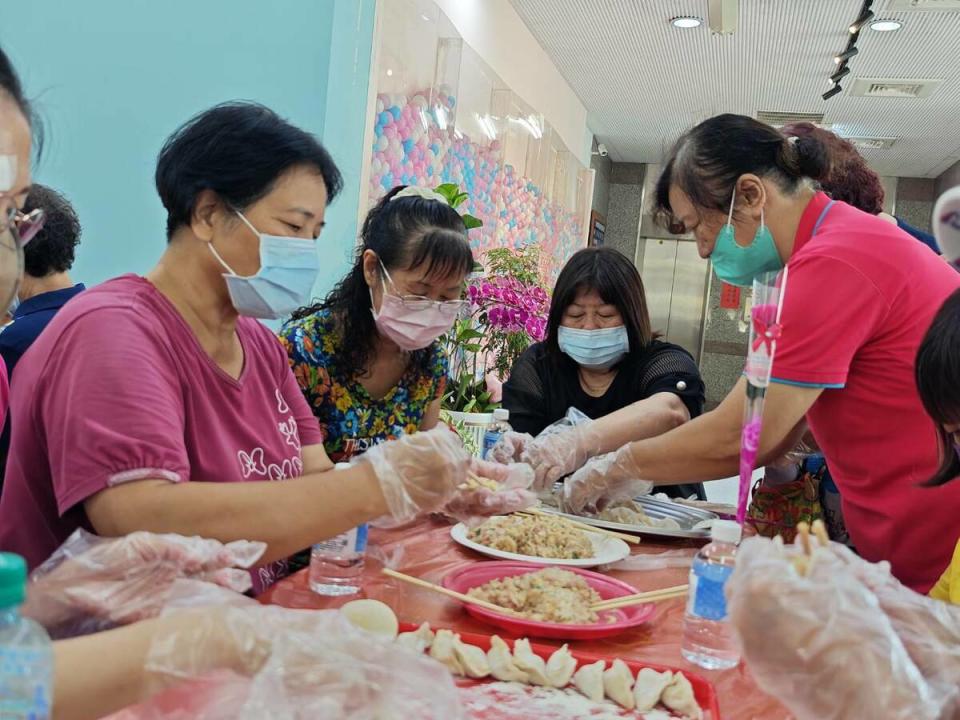 國民黨高雄市黨部邀上百位媽媽包水餃，提前歡度母親節。   圖：國民黨高雄市黨部/提供