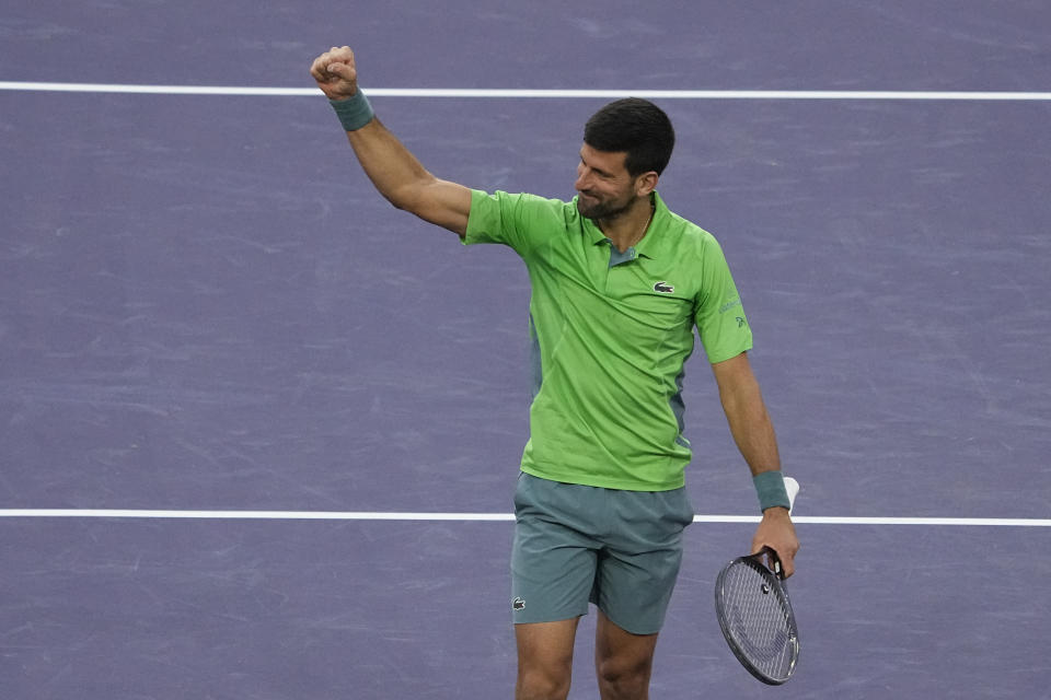 Novak Djokovic, de Serbia, celebra tras derrotar a Aleksandar Vukic, de Australia, en el torneo de tenis BNP Paribas Open, el sábado 9 de marzo de 2024, en Indian Wells, California (AP Foto/Mark J. Terrill)