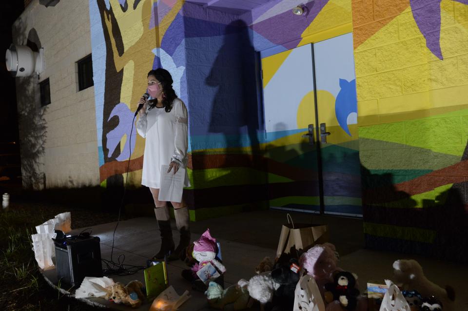 Alianza Spartanburg organizó el evento 'Familias Unidas/Families Belong Together' en la Iglesia Unitaria Universalista en Spartanburg el 27 de septiembre de 2020. Alianza Spartanburg es una red social que apoya a la comunidad inmigrante de Spartanburg. La vigilia se realizó para apoyar a los inmigrantes que se han visto afectados por la separación familiar y la detención. Gia Quiñones, integrante de Alianza Spartanburg, fue una de las oradoras del evento.