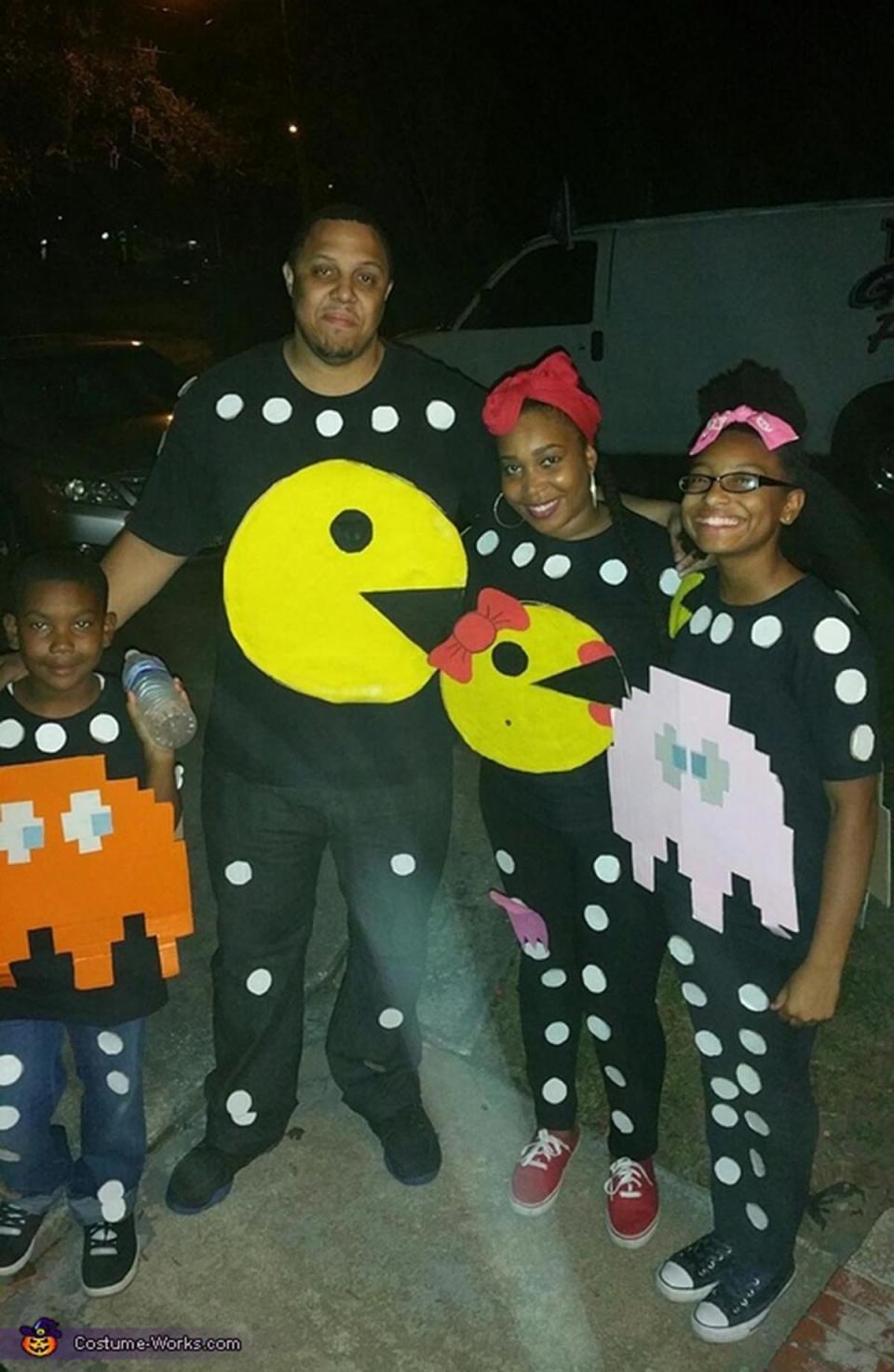 Via <a href="http://www.costume-works.com/costumes_for_families/pac-man-family1.html" target="_blank">Costume Works</a>