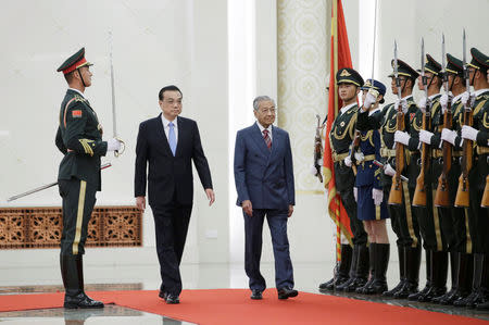 Malaysian Prime Minister Mahathir Mohamad (R) and China's Premier Li Keqiang attend a welcome ceremony at the Great Hall of the People in Beijing, China August 20, 2018. REUTERS/Jason Lee