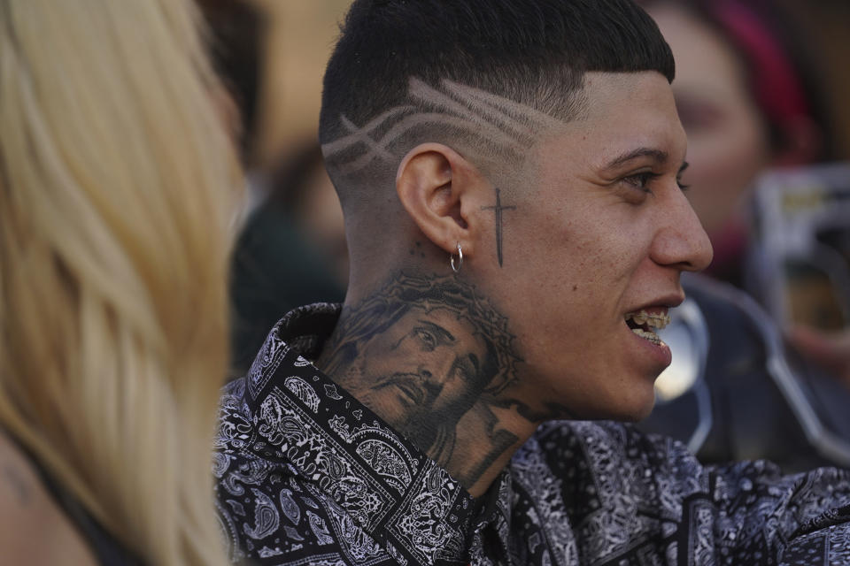 El rapero Santa Fe Klan habla con fans en la alfombra roja de "Black Panther: Wakanda Forever", en Naucalpan, México el 9 de noviembre de 2022. Santa Fe Klan lazó su álbum "Todo" el 27 de julio de 2023. (Foto AP/Marco Ugarte, archivo)