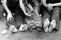 <p>People sit at a parade in Wakefield, Mass. on July 4, 1970. (Photo: Jack Sheahan/The Boston Globe via Getty Images) </p>