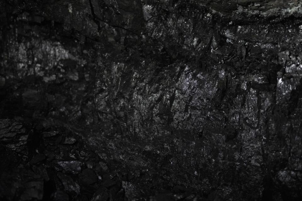 La foto muestra un muro de carbón en el fondo de la mina Gruve 7 en Adventdalen, Noruefa, 9 de enero de 2023. Gruve 7, la última mina noruega en uno de los lugares de calentamiento más rápido de la Tierra, debía cerrarse este año, pero obtuvo una extensión hasta 2025 debido a la crisis energética provocada por la guerra de Ucrania. (AP Foto/Daniel Cole)