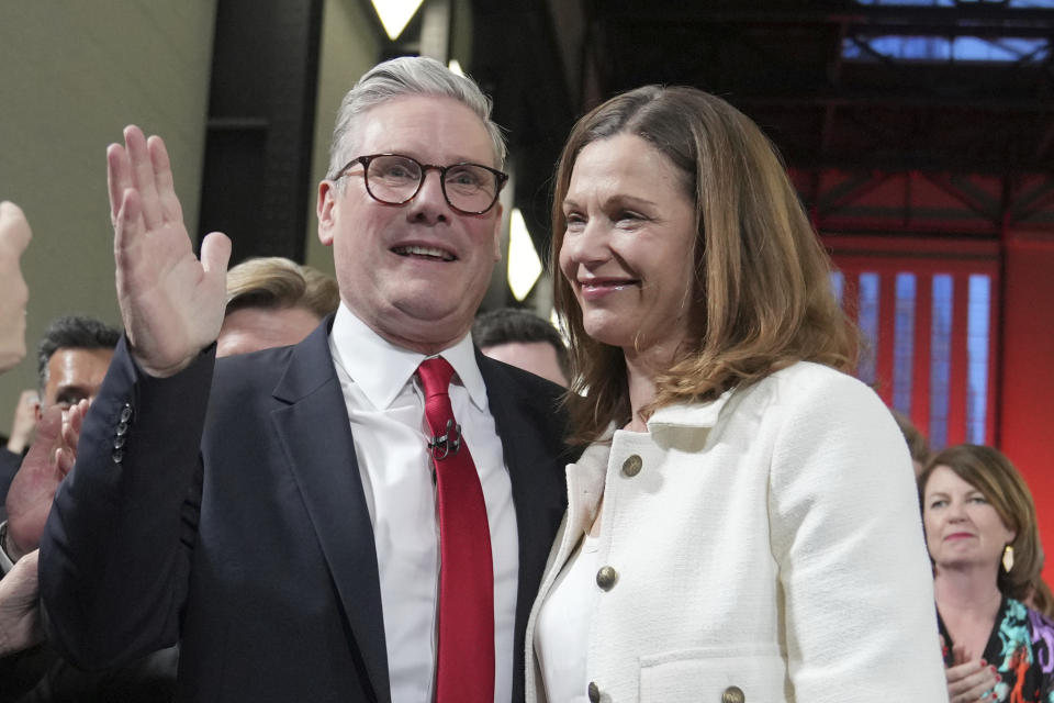 Keir Starmer, líder del Partido Laborista, saluda a una multitud de simpatizantes acompañado por su esposa Victoria en la galería de arte Tate Modern, el viernes 5 de julio de 2024, en Londres. (AP Foto/Kin Cheung)