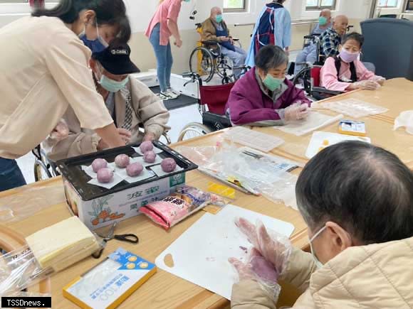 埔榮護家引導住民手作中秋節。(圖：院方提供)