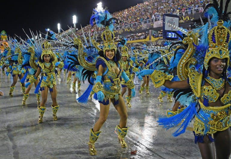 Danseurs d'une école de samba lors du carnaval de Rio, le 24 février 2020  - CARL DE SOUZA © 2019 AFP