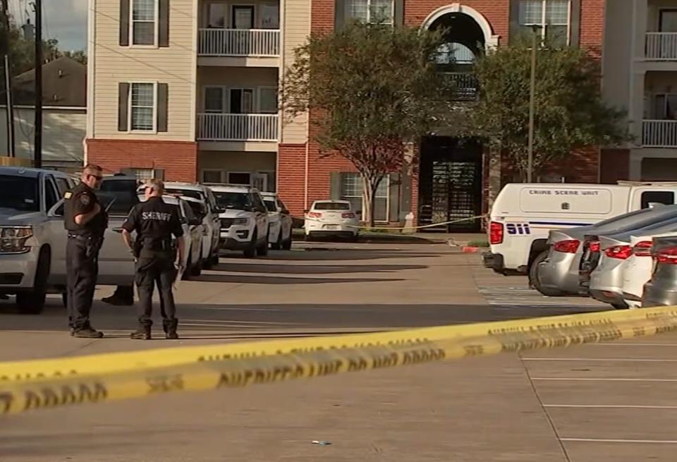 El apartamento en Houston, Texas, donde se halló el cadáver ya descompuesto de un niño y donde otros tres menores vivían abandonados. (Captura de video / ABC News)