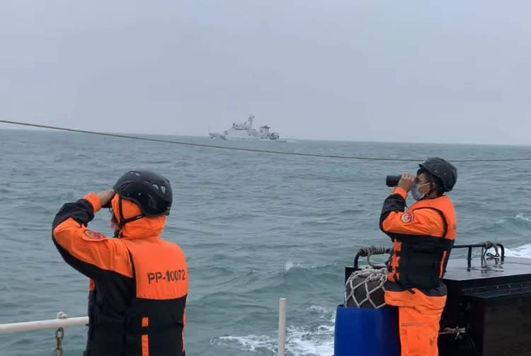 海巡人員協助中國搜救。翻攝畫面