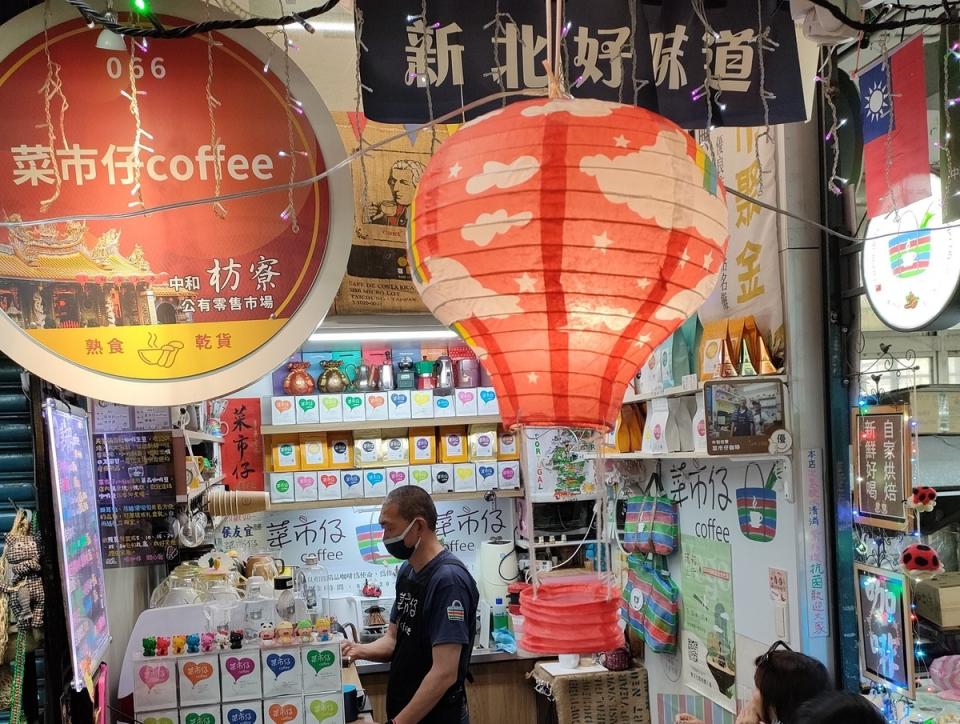 中和枋寮公有市場66號攤「菜市仔coffee」專營單品咖啡，販售手沖咖啡及相關產品伴手禮，備有30種風味咖啡豆及掛耳包。   圖：新北市市場處提供