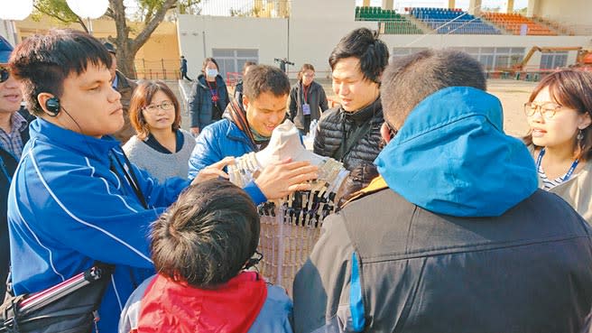 視障朋友觸摸平衡桿等道具，體驗馬戲團表演時的緊張與刺激。（陳淑娥攝）